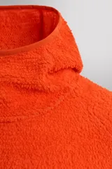 Sudadera de corte regular fit confeccionada en tejido polar con textura efecto pelo. Presenta cuello subido con capucha integrada, manga larga ranglán y acabados con cinta elástica. El bajo es asimétrico, siendo más largo en la parte posterior.