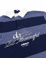 Polo de manga larga Mistral con diseño de rayas horizontales en tonos azul y azul marino. Presenta cuello tipo rugby en color blanco con cierre de botones y estampa frontal con texto y logo de la marca.