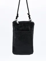 Bandolera negra con textura símil piel de cocodrilo, cierre superior con cremallera y correa larga regulable.