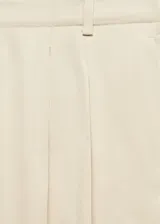 Pantalon de corte recto y tiro medio, confeccionado en tejido mezcla de algodón. Presenta diseño con pinzas delanteras, trabillas en la cintura, bolsillos laterales y cierre oculto con botón, gancho y cremallera.