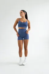 Short deportivo de tiro alto, confeccionado en tejido seamless con textura acanalada, diseñado para brindar ajuste y soporte durante la actividad física.