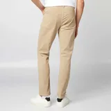 Pantalón chino de corte slim y diseño clásico en color beige, con bolsillos laterales y traseros tipo ojal.