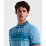Polo celeste con rayas horizontales en el pecho, cuello clásico con ribete azul marino y blanco, mangas cortas con ribete azul y logo bordado en el pecho.