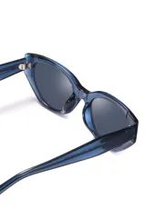 Lentes de sol con montura azul traslúcido y lentes grises.