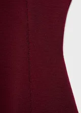 Top de punto fino color bordó, sin mangas, con escote cuadrado y tirantes anchos, de diseño evasé.