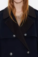 Abrigo maxilargo doble faz con mezcla de lana en color marino con interior en color marrón. Modelo con escote con maxisolapas, manga larga con puño y trabillas, y cierre frontal con doble botonadura. Canesú en el delantero y la espalda, cinturón de tejido y bolsillos con vivo.