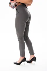 Pantalón gris elastizado de viscosa, corte de vestir, con bolsillo funcional en la delantera y falso bolsillo trasero.