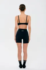 Top deportivo de soporte medio con escote recto y tirantes finos ajustables. Incluye almohadillas removibles.