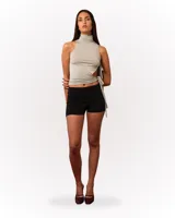 Top celeste de modal viscosa, con cuello alto, hombros descubiertos y abertura lateral con lazo.
