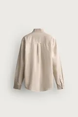 Camisa regular fit de manga larga con diseño a rayas verticales celestes y blancas. Cuenta con cuello abotonado, bolsillo de parche en el pecho y cierre frontal con botones.