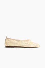Ballerinas de paja de plástico trenzada con punta redondeada, color beige.