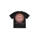 Remera negra de manga corta con un gran estampado gráfico en la espalda que presenta un diseño circular concéntrico multicolor con un retrato en el centro y una firma estilizada debajo.