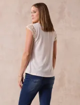 Blusa color beige en tejido elastizado, con cuello redondo y mangas cortas con aplique de crochet.