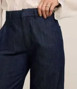 Pantalón wide leg de jeans azul oscuro, con cintura alta, bolsillos y trabillas para cinturón.