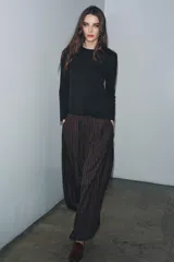 Camiseta de manga larga confeccionada en tejido de punto interlock elástico y flexible, con cuello redondo y bajo recto.