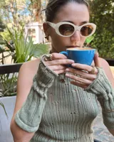 Anillo de diseño artesanal con estructura entrelazada de líneas irregulares y acabado orgánico. Pieza ajustable fabricada en metales nobles.