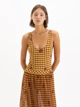 Body de calce al cuerpo con estampa a cuadros en tonos amarillo y marrón, detalles florales sutiles y escote redondo.