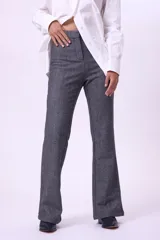 Pantalón de vestir gris con textura, de corte recto y bota acampanada.