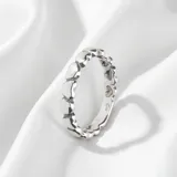 Anillo de plata 925 con diseño de cinta formado por pequeños corazones unidos.