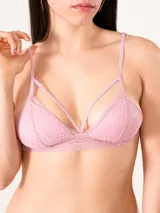 Soutien triangular de encaje rosado con diseño de tiras decorativas en el escote y breteles finos ajustables.