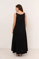Vestido largo marrón, sin mangas, con escote redondo amplio y corte holgado.