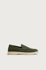 Mocasines casuales para hombre confeccionados en piel con acabado serraje de color verde oscuro, con detalle de bordón pespunteado, horma redonda y suela de goma en contraste de color beige claro.