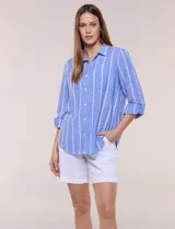 Camisa de lino de la marca Dash, color beige con rayas verticales blancas. Cuenta con cuello camisero, cierre frontal con botones, un bolsillo aplicado en el pecho y mangas largas con sistema de ajuste para arremangar.