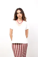 Remera básica de algodón color blanco, con escote en V y mangas cortas, de corte recto y ajuste cómodo.
