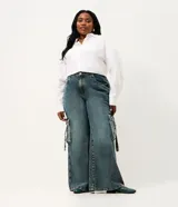 Pantalón de jean wide leg color azul, de tiro medio con bolsillos cargo laterales y diseño amplio en las piernas.