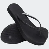 Ojotas Havaianas modelo Slim Flatform Sparkle, color negro con tiras finas decoradas con glitter. Presentan suela con plataforma y textura de granos de arroz.