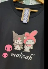 Remera negra con estampado de My Melody y Kuromi, personajes de Sanrio, y la palabra 'makosh'.