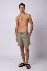 Short de baño de corte clásico con cintura elástica y cordón ajustable. Presenta un acabado efecto lavado vintage, bolsillos laterales y un pequeño logo bordado en la parte inferior.