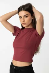 Remera de algodón y elastano, de corte ajustado al cuerpo, con cuello alto y mangas cortas.