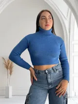 Polera corta tejida de punto, color azul, con cuello alto.