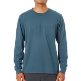 Remera azul de manga larga con bolsillo en el pecho.