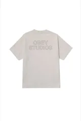 Remera de algodón con cuello redondo y mangas cortas. Presenta un diseño minimalista con estampado pequeño en el frente y estampado gráfico grande en la espalda, con un corte regular.