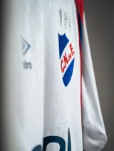 Camiseta de arquero Umbro del Club Nacional de Football, temporada 2026. Diseño azul marino con detalles en blanco y rojo en cuello y hombros. Incluye logo de Umbro, escudo del club y sponsors impresos en el frente y mangas.