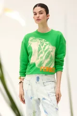 Buzo verde con estampado de pantera y la palabra "Feroce" en color naranja.