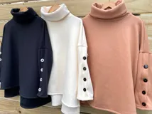 Polerón de cuello alto con mangas largas y botones decorativos en los puños.