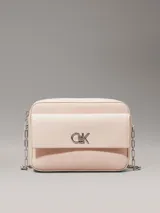 Cartera cruzada Calvin Klein de color rosa pálido, con solapa frontal y logo metálico 'CK' plateado. Posee correa de cadena plateada.