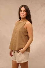 Blusa marrón sin mangas, de corte holgado y diseño evasé con costuras pespuntadas visibles.