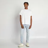 Jean slim de hombre color azul claro, con cinco bolsillos y cierre de botón y cremallera.