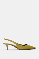 Zapato destalonado de ante color verde oliva, con diseño de punta fina y tacón kitten de 5,5 cm. Incluye tira trasera con elástico lateral para mayor ajuste.