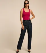 Musculosa básica de poliamida color naranja, con escote en U y breteles anchos. Diseño ajustado al cuerpo, ligero y fresco.