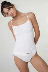 Body de microfibra negro con breteles finos y diseño sin costuras, confeccionado en tejido elástico que se adapta al cuerpo.