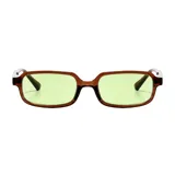 Lentes de sol con armazón rectangular de color marrón translúcido y lentes verdes claros, fabricados en plástico reciclado (RPET).
