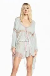 Bata de chiffon color verde agua con mangas largas acampanadas y detalles de encaje en tono beige. Presenta un diseño fluido, semitransparente, con lazo frontal para anudar y terminaciones delicadas.