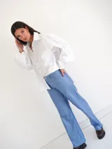 Pantalón celeste de corte recto.