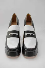 Mocasines color beige con estampado de piel de cocodrilo, plataforma y tacón cuadrado.