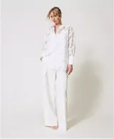 Camisa larga de organza fil coupé transparente con motivo floral, cierre de botones, manga larga con puño y línea recta de corte masculino. Incluye combinación extraíble a juego.